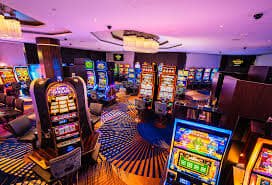Ilustrasi pengguna menikmati permainan sportsbook dan slot online di mental4d